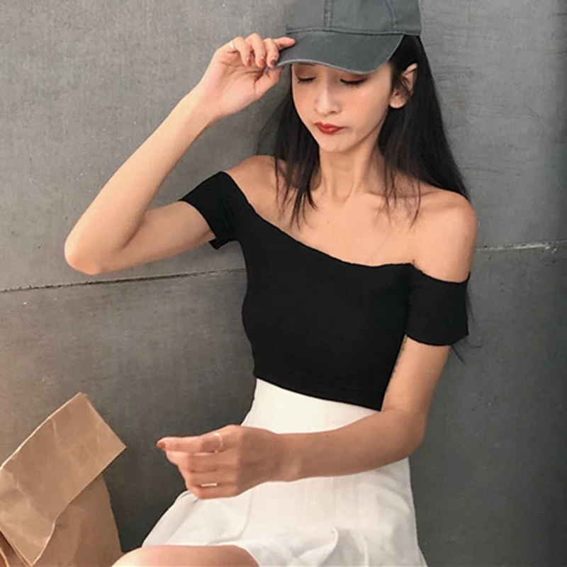 Женская трикотажная футболка с воротником лодочкой однотонная облегающая