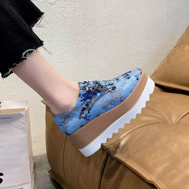 

Women Platform Shoes Thick Bottom Fashion Embroider Floral Shallow Female Sneakers Lace Up Leisure Ladies Vulcanized Shoes 2021