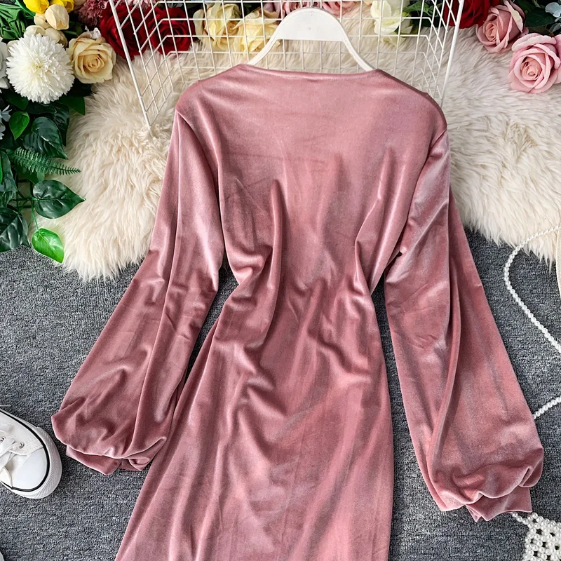 Бархатное платье с длинным рукавом пикантное облегающее запахом и V образным