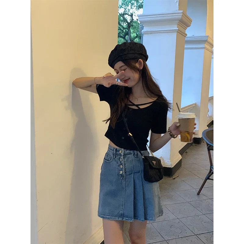 Женская футболка с круглым вырезом черная приталенная коротким рукавом в