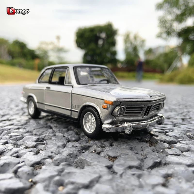 Модель автомобиля Bburago из сплава 1:32 1972 BMW 2002 tii пылезащитный дисплей оргстекла