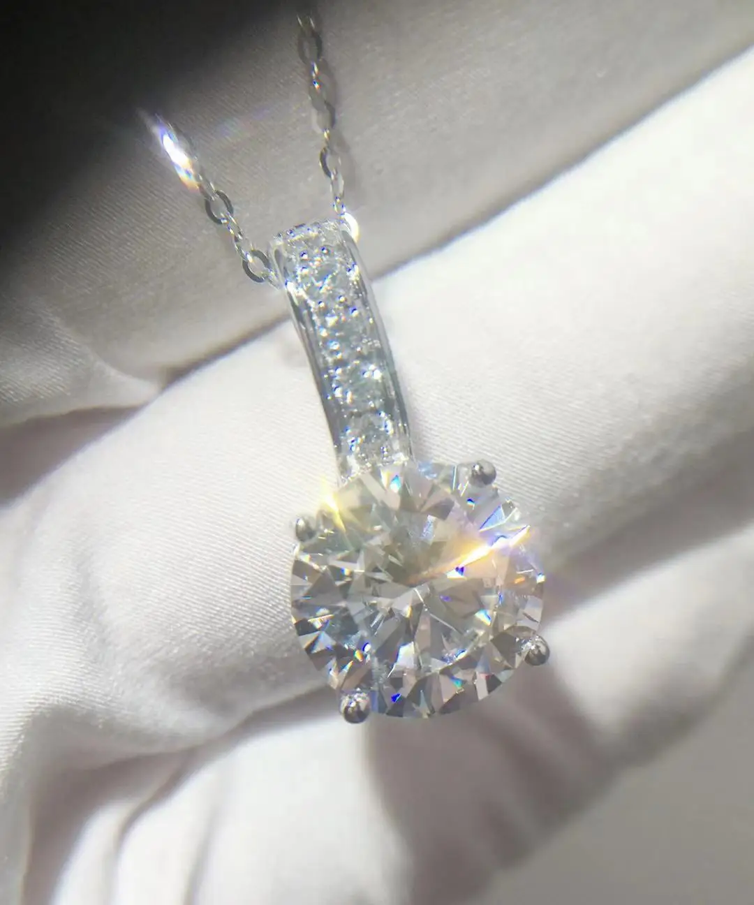 

100% 18K gold VVS D color 18K gold Au750 round 5 carats Moissanite luxury and atmosphere ladies necklace (with matching earrings