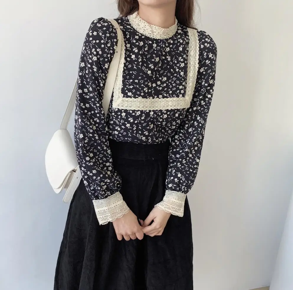 

Women's shirt loral lace stitching New round neck Long Sleeve Loose Fit Fashion Tide Spring 2021 2091