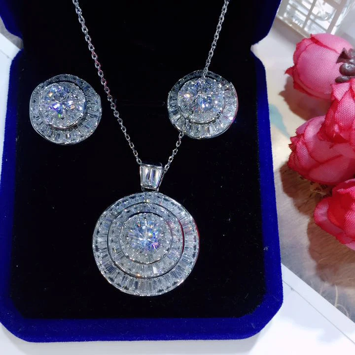 Ожерелье с круглым кулоном микрозакрепкой из фианита | Украшения и аксессуары