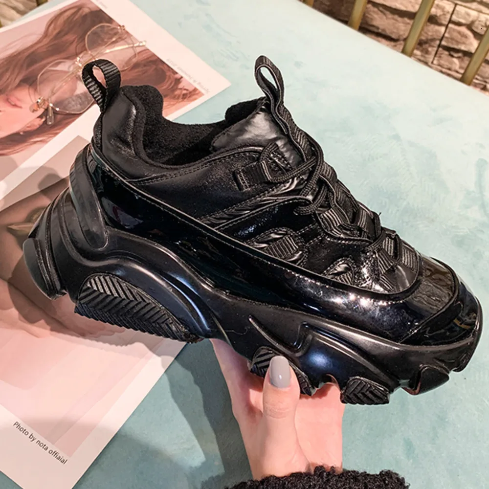 Женские кроссовки на платформе теплые толстой плюшевой подкладке со стразами