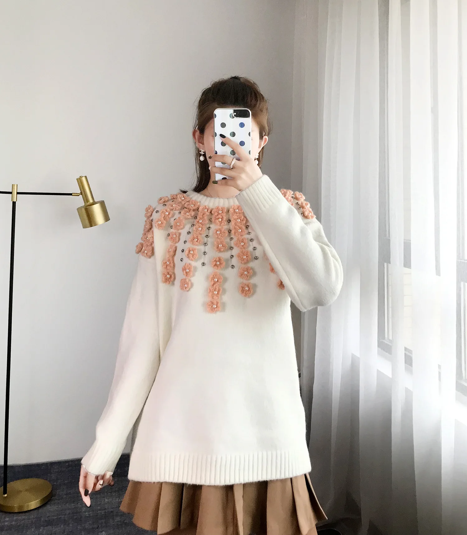 Объемный объемный вязаный крючком пуловер с цветочным узором и бисером