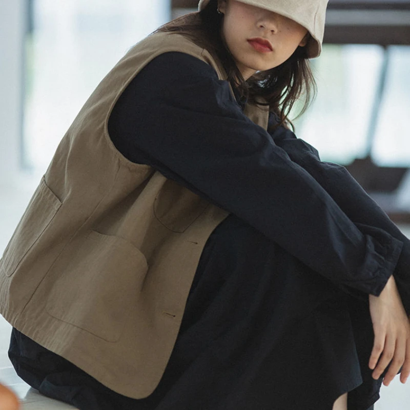 Жилет женский однотонный без рукавов с несколькими карманами однобортный |