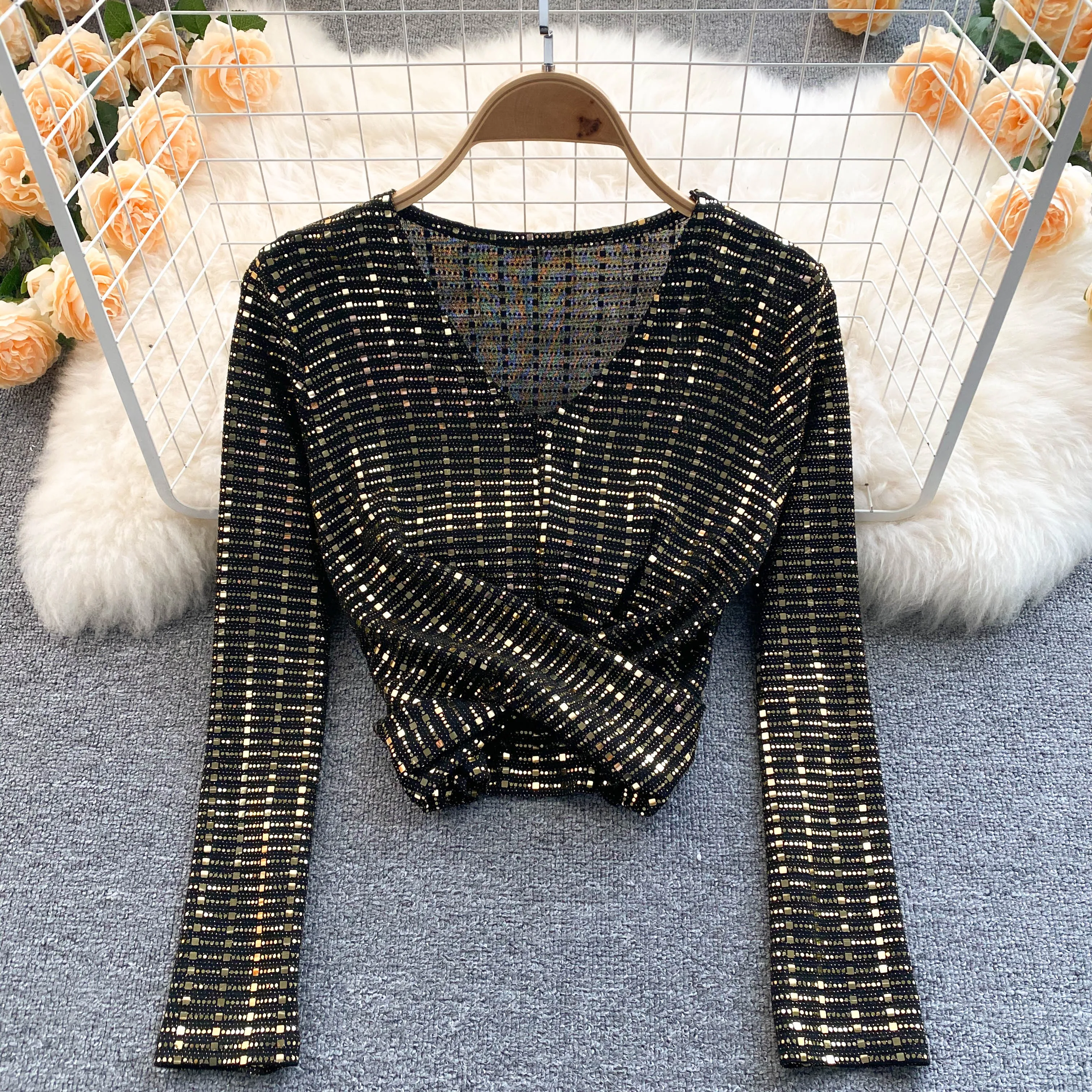 Женский короткий топ с блестками V-образным вырезом и длинным рукавом | Женская