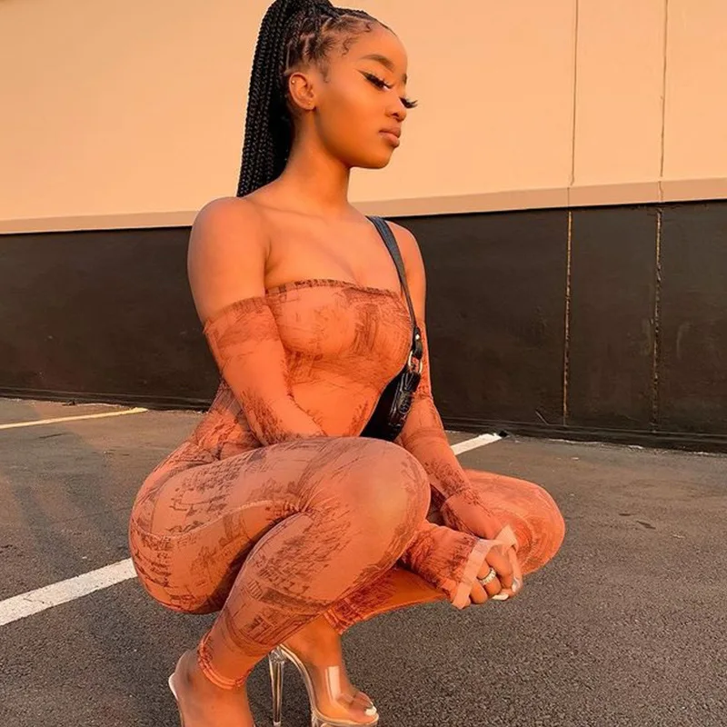 Новый костюм с принтом контрастных цветов открытыми плечами длинными рукавами и