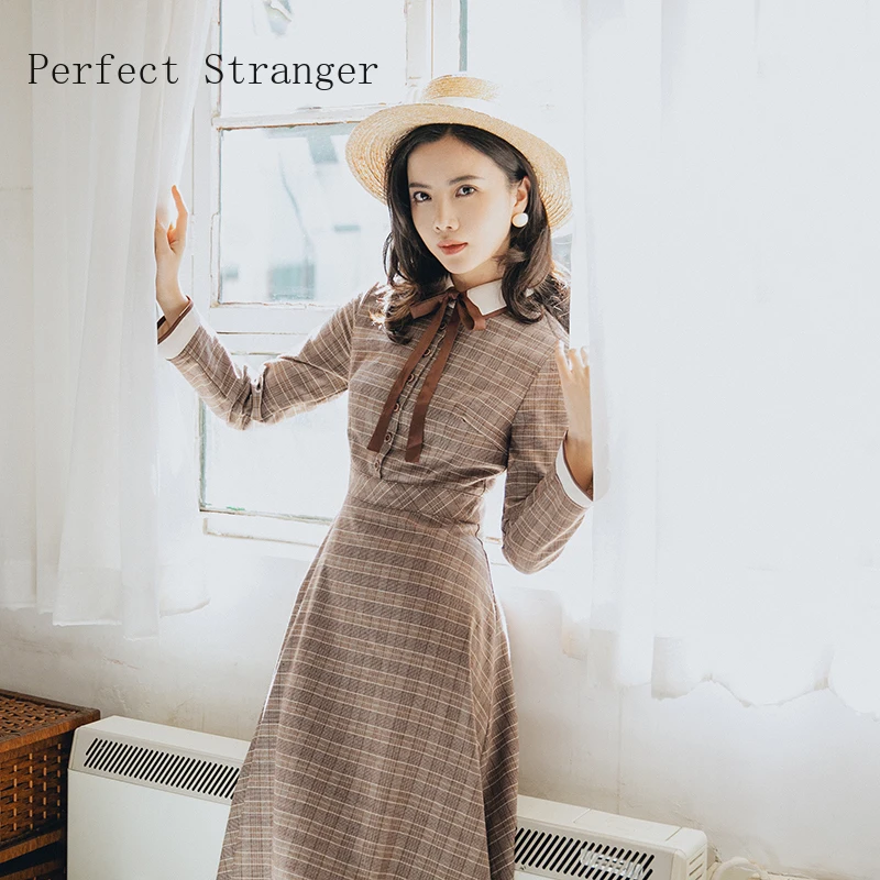 Женское длинное платье винтажное в клетку с воротником стиле Питера Пэна бантом