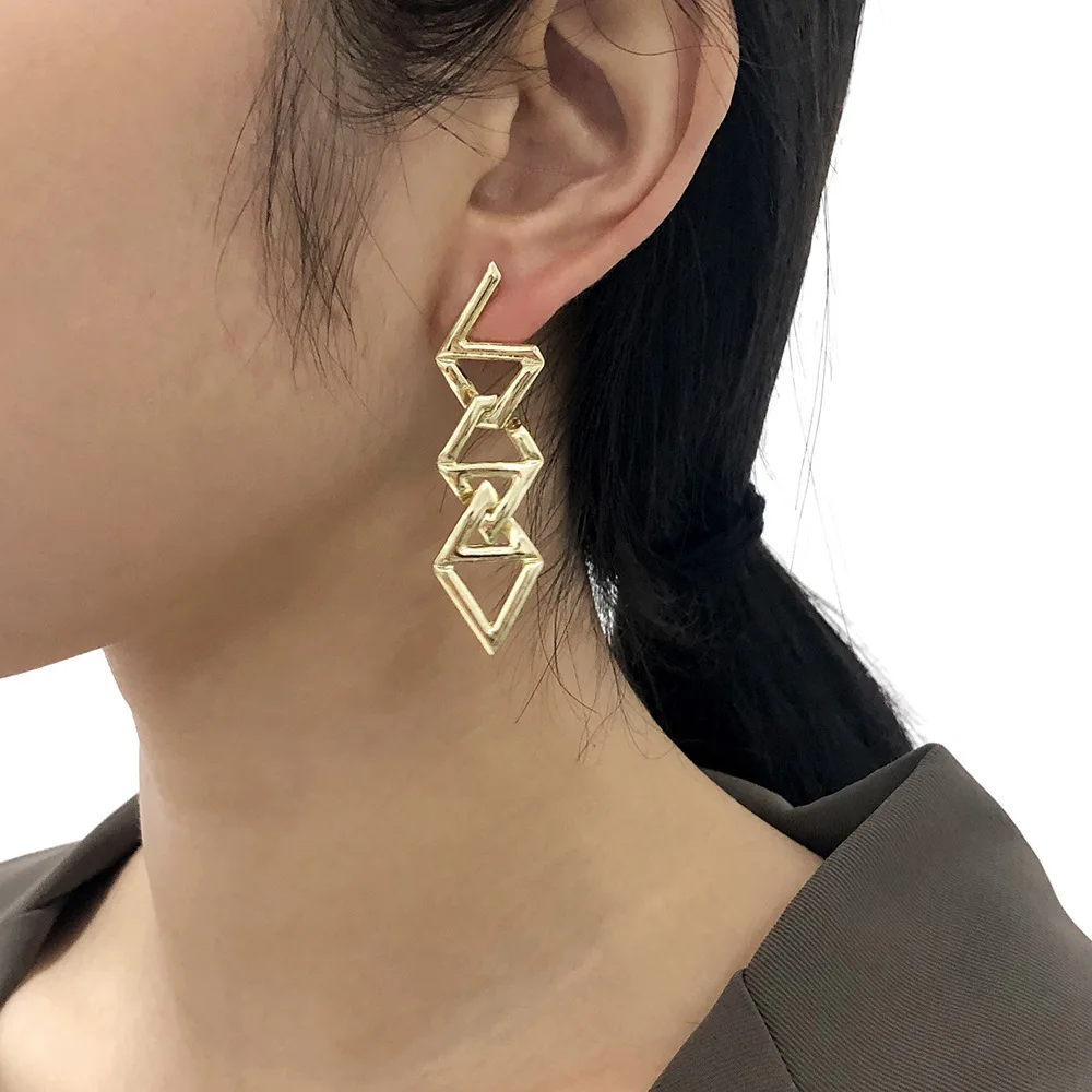

2020 new golden pearl earrings retro exaggerated European and American women C-shaped earrings zinc alloy simple ladies earrings