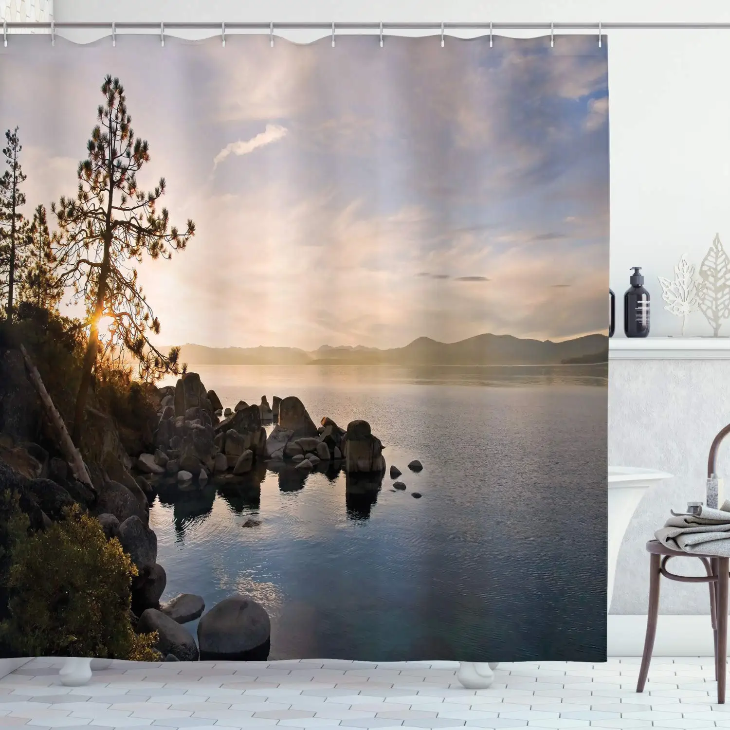 Занавеска для душа с изображением озера Тахо на закате прозрачным небом и