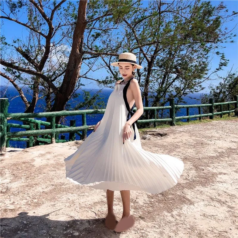 Женское платье с лямкой на шее белое пляжное плиссированное открытой спинкой и