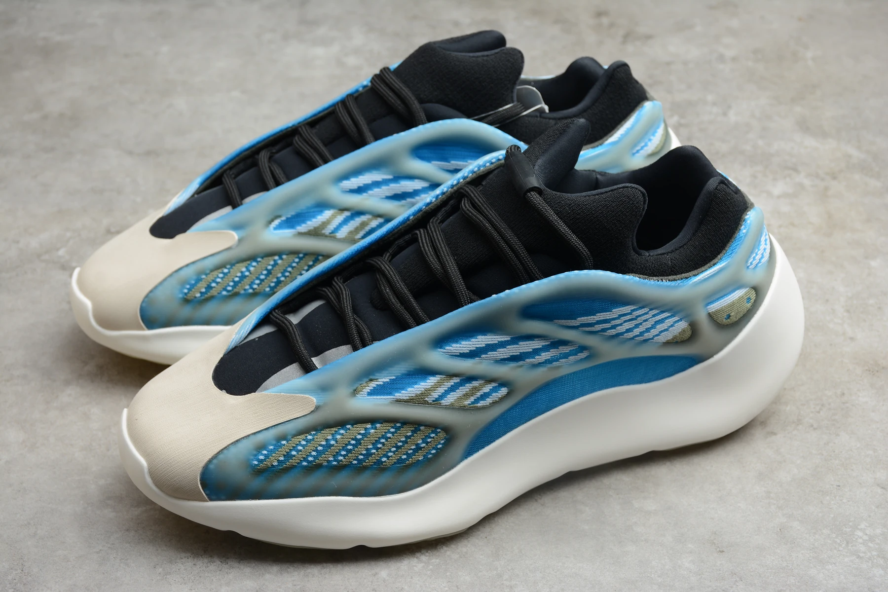 

High-quality Yeezzzy 700 Fashion Sneakers Unisex Casual Shoes Ladies Really Explosive Shaped Luminous Shoes OFF White Size 36-47
