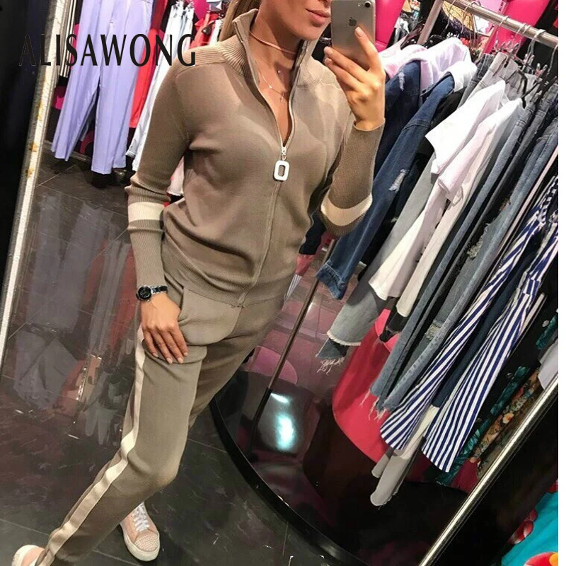 Женский спортивный костюм из двух предметов свитер на молнии и облегающие