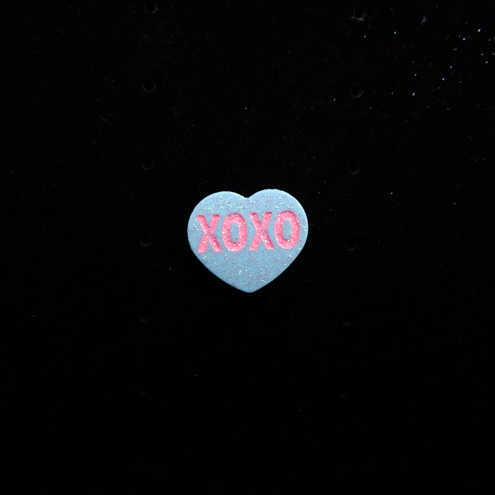 10 шт. Смола XOXO сердца поделки плоская на спине кабошон скребок бронирование