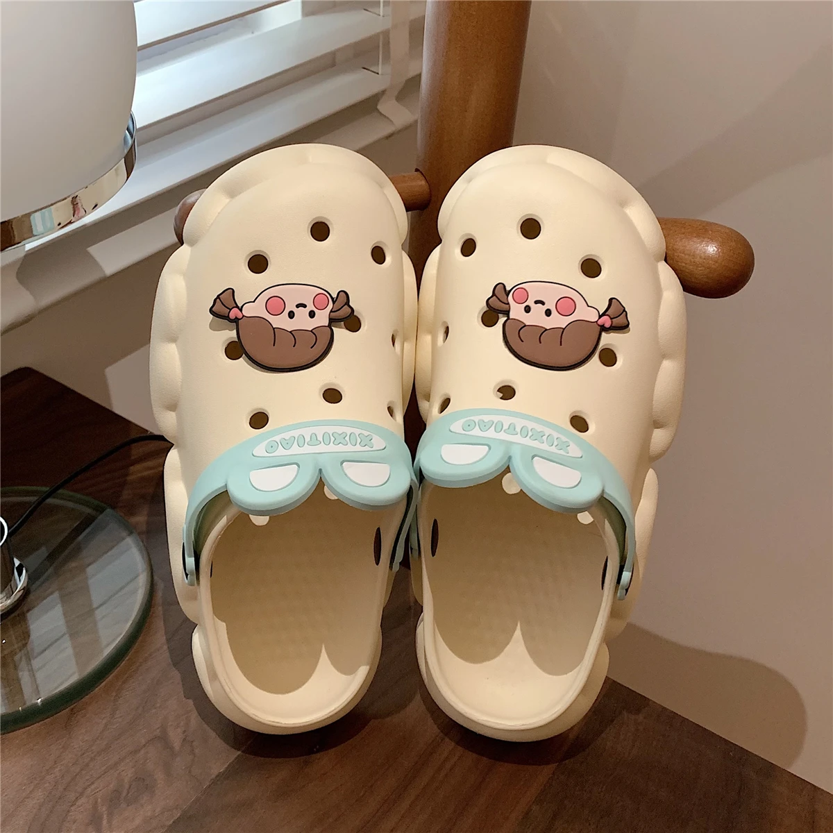 

New 2021 cute girl heart hole shoes female summer students wear non-slip deodorant thick-soled bath slippers sandals outdoor