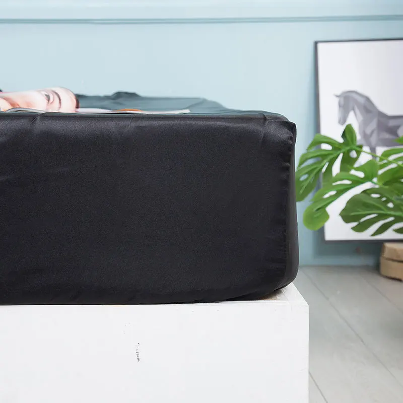 Атласная шелковая простыня на эластичном однотонном матраце защитная резинке