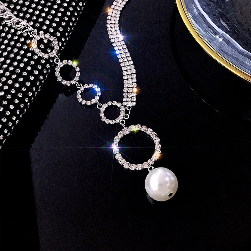 

The New Fashion 2021 Diamond-Encrusted Roundabout Ms Pearl Necklace, Personality Are Plush Collarbone Chain Party Jewelry Gifts
