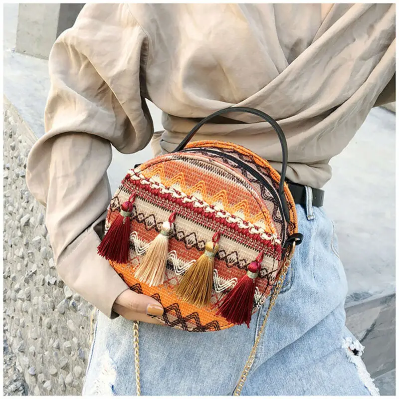 Женская сумка через плечо Boho винтажная соломенная с кисточками круглая из