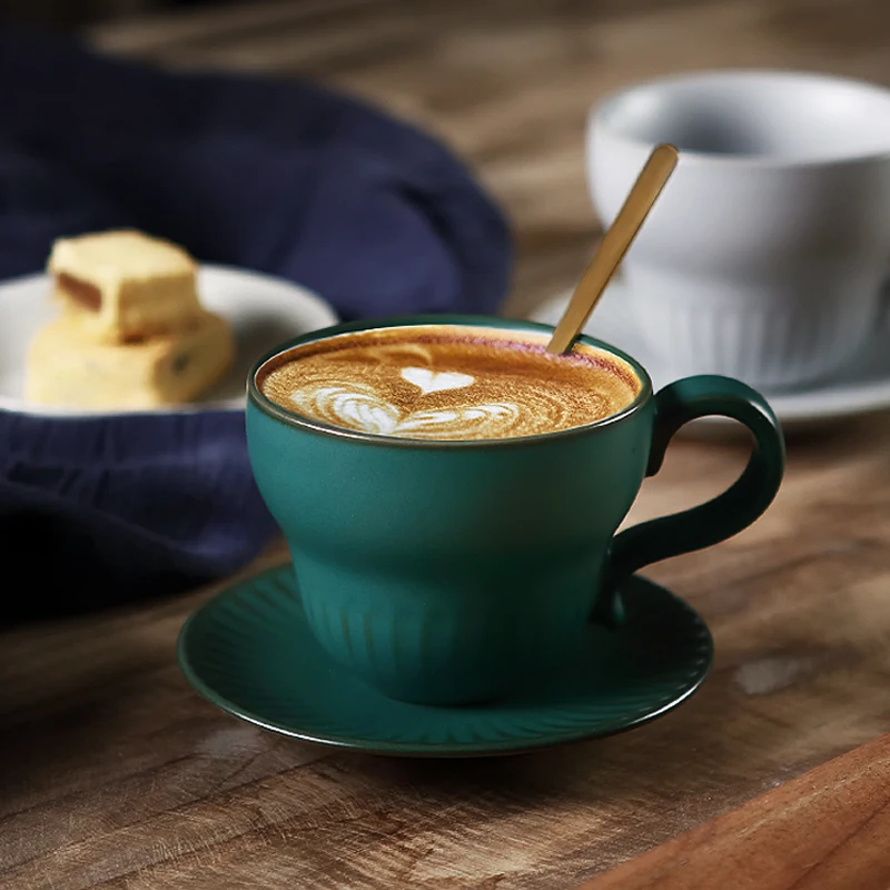 

Кофейная чашка и блюдце в стиле ретро, европейская роскошная Изысканная керамическая кружка, креативная чашка мокко, Цветочная чашка, чайная кружка, кофейная дорожная кружка CL80305