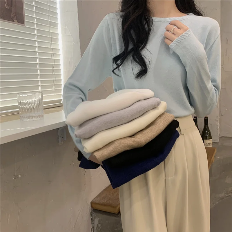 Черная тонкая футболка с длинным рукавом и круглым вырезом свитер женская