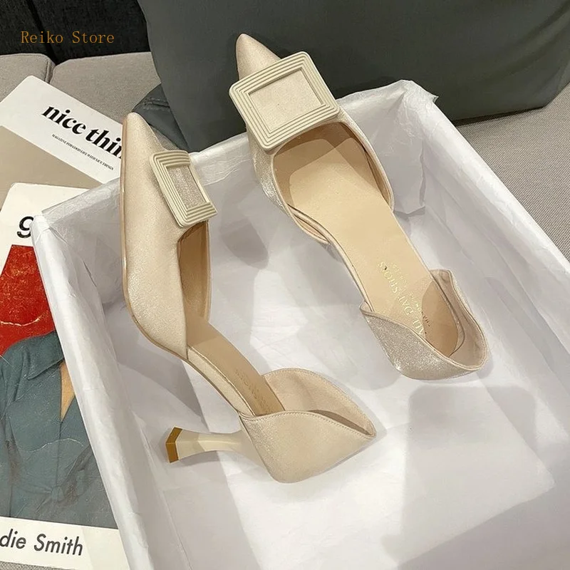 Женские туфли на низком каблуке кремово-белые атласные из искусственной кожи без