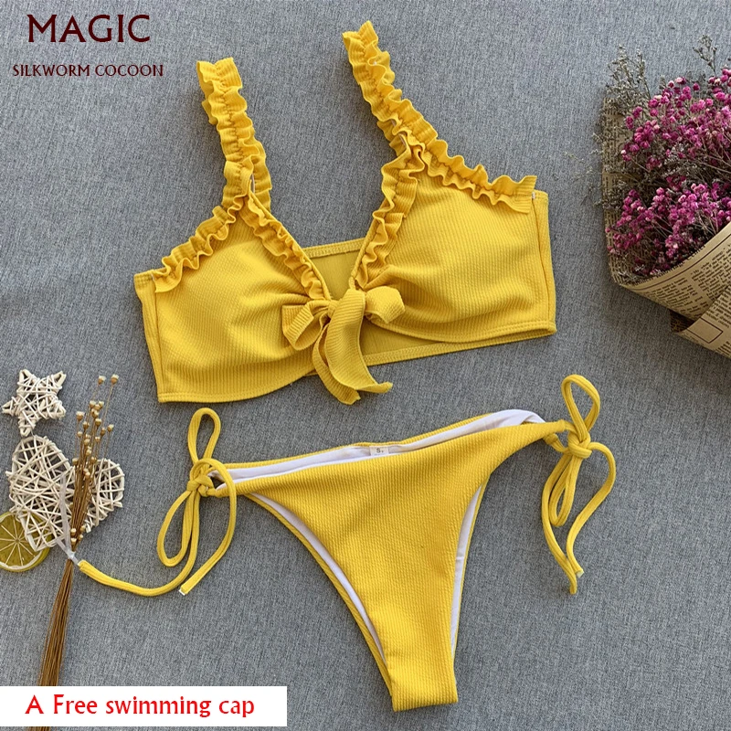 Женский купальник с рюшами однотонный красный бандажный на лямках пуш ап и