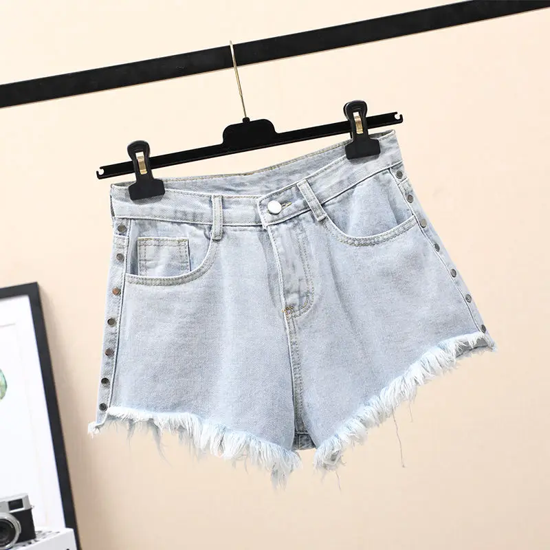 

The new 2021 summer model wore thin solid retro high-waisted roll-up denim shorts for the women