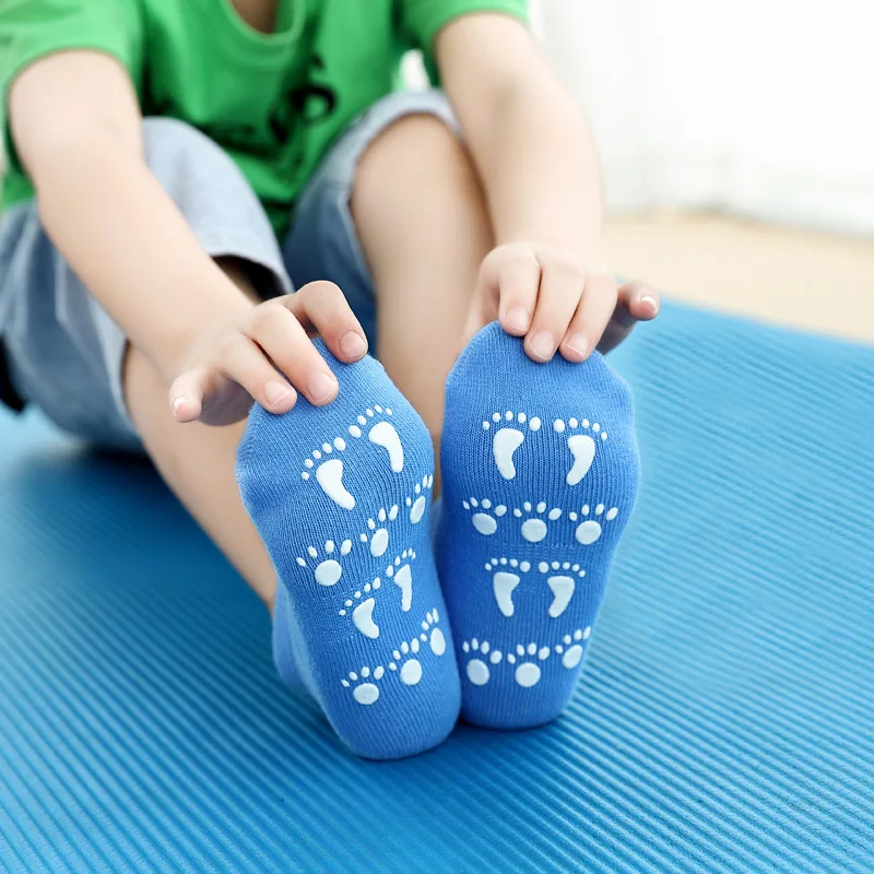 Хлопковые носки ярких цветов для малышей нескользящие с резиновой подошвой