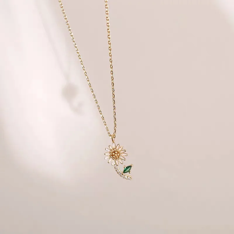 Рисунком в виде улыбающихся рожиц Цвета: золотистый Цвет ручной работы ожерелье