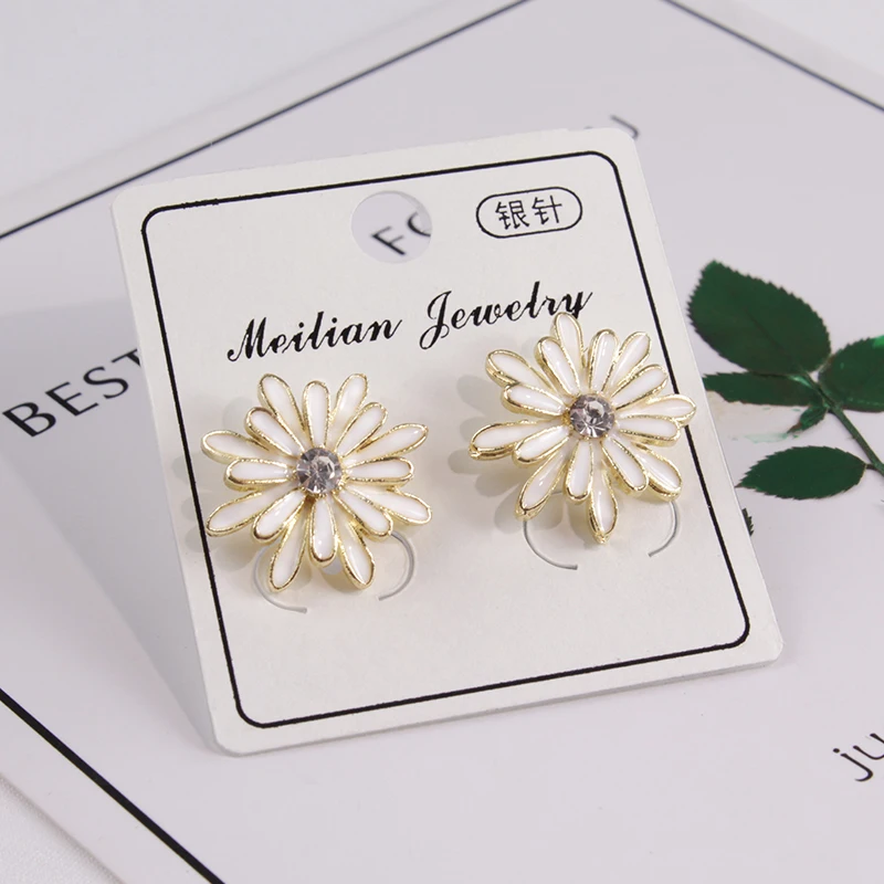 Новое поступление женские классические серьги гвоздики с цветами простая белая