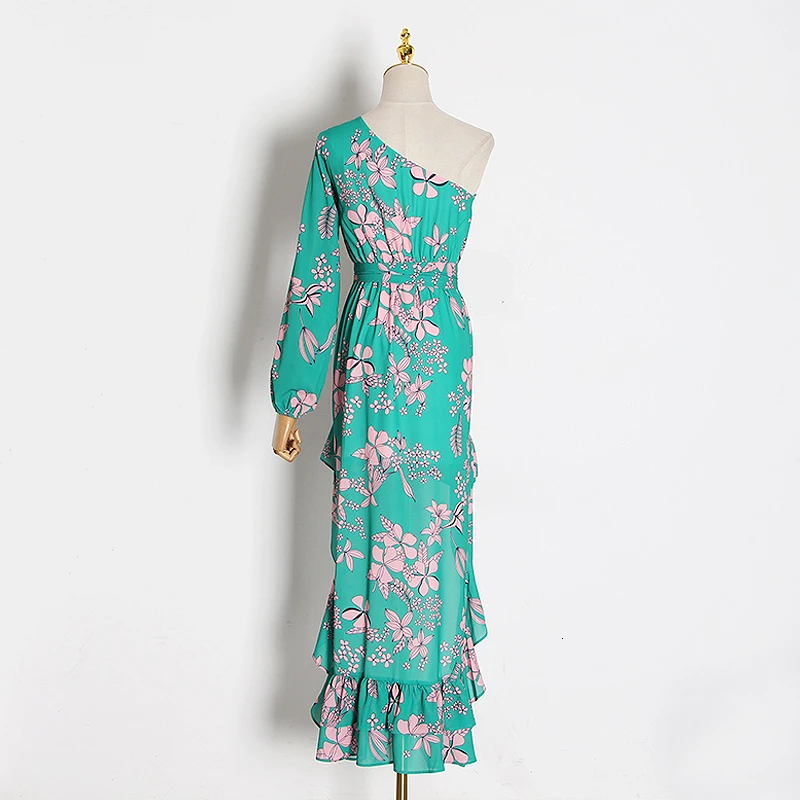 Женское летнее платье на одно плечо с оборками и асимметричным воротником