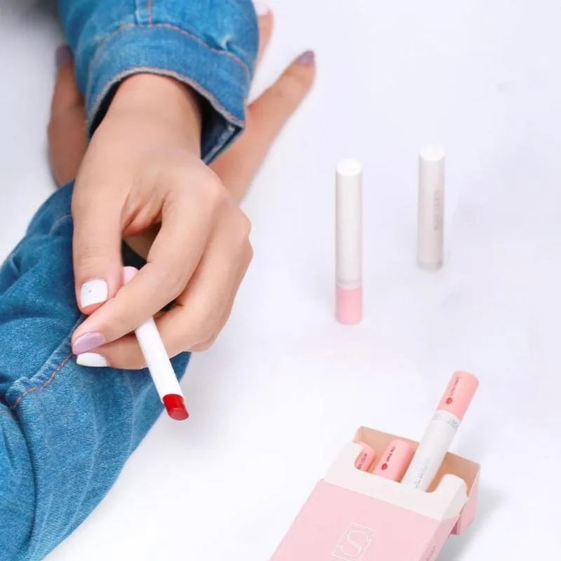 

Four boxes of long-lasting waterproof, sweat-proof and easy-to-smoking tube cup set lipstick non-staining