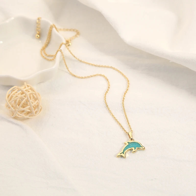 Женский кулон в виде дельфина из голубой смолы пляжном стиле золотистого