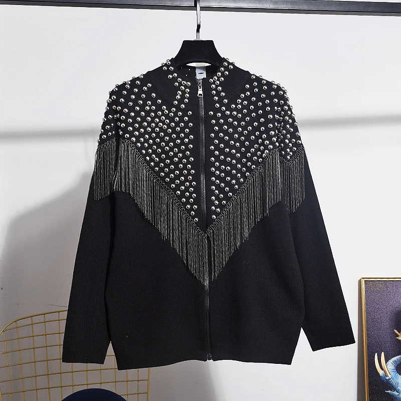 Костюм спортивный женский трикотажный черного цвета с бусинами и кисточками |