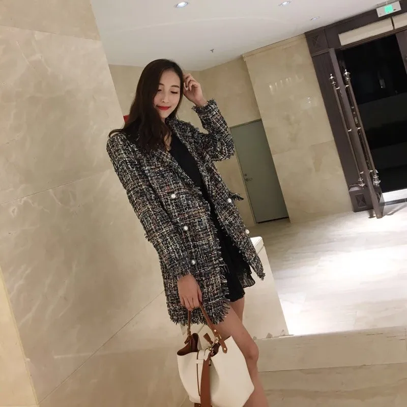 Женская твидовая куртка средней длины элегантная приталенная офисная с бахромой