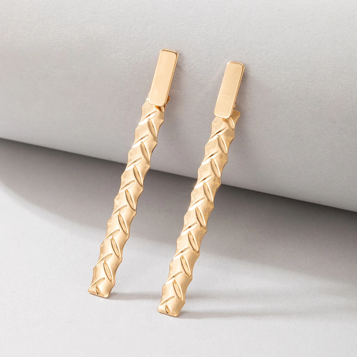 

Серьги-подвески женские прямоугольные из металлического сплава золотистого цвета