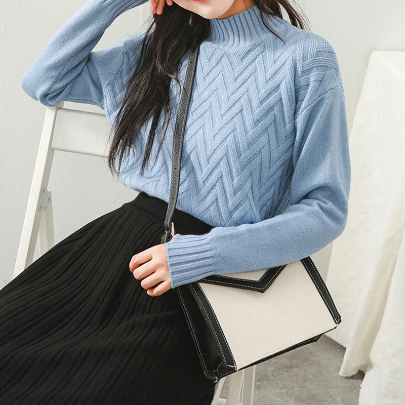 Женский свитер однотонный вязаный с воротником-хомутом на осень и зиму