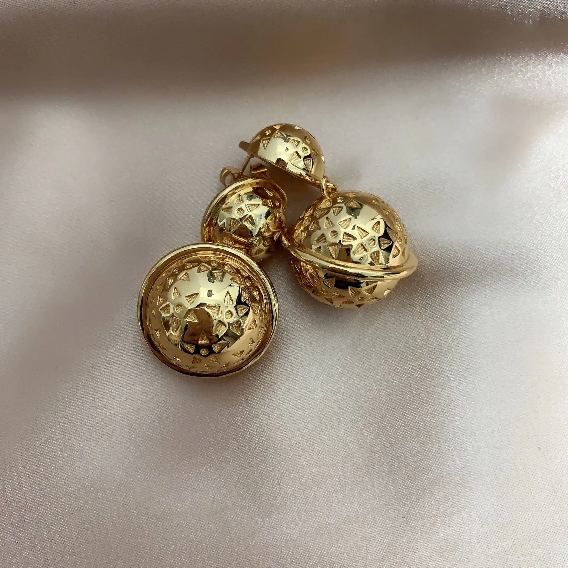 

2020 New Vintage Brass Stereo Planet Earrings Double Ball Star Stereo Cool Ear Stud Ear Pendant