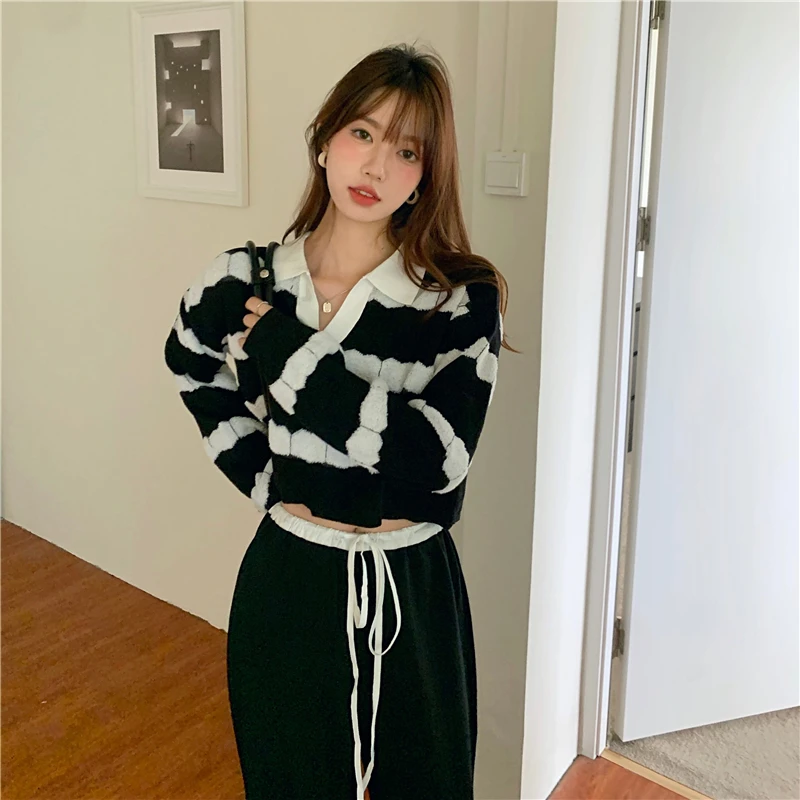 Женский трикотажный укороченный свитер в полоску черный или белый Повседневный