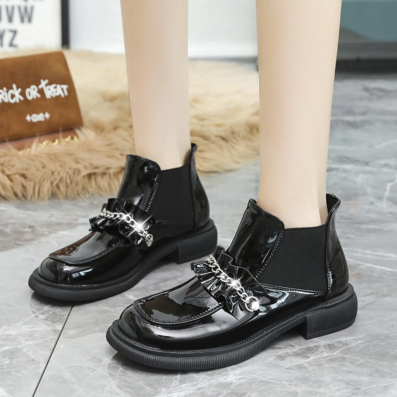 

2021 new autumn fashion thick-soled female Chelsea flat shoes round toe metal chain decoration female casual women's shoes