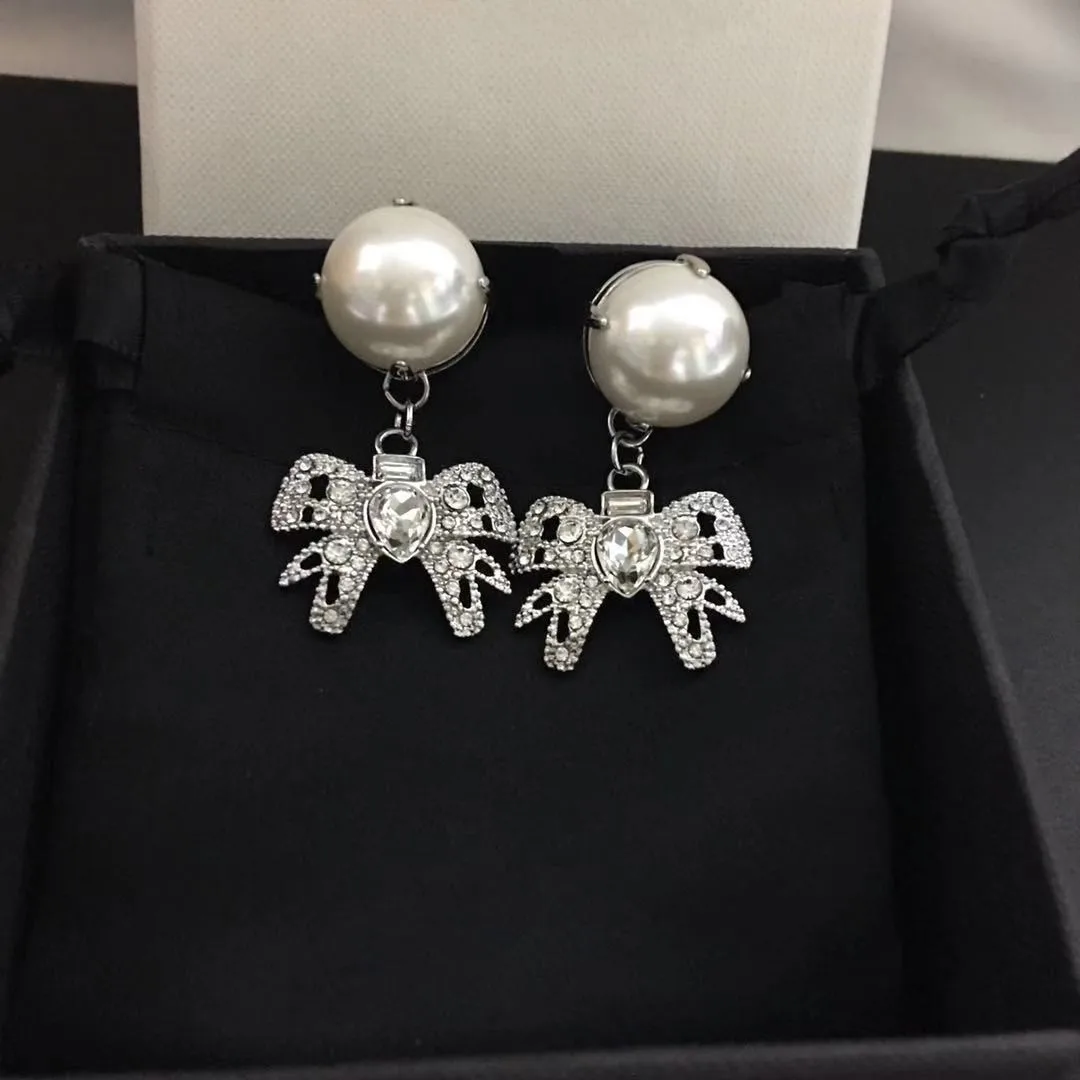 

Butterfly crystal pearl ear clip