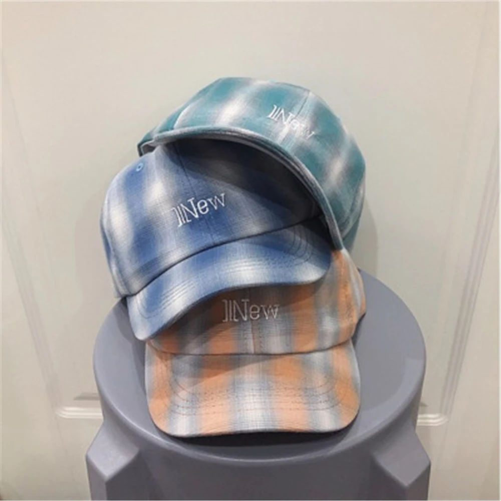 Стильная кепка в шотландскую клетку с коротким краем для любителей сезон весна