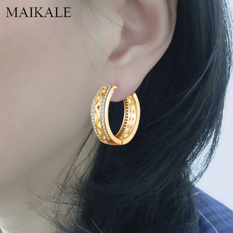Женские серьги кольца MAIKALE круглые золотого цвета с отверстиями из циркония
