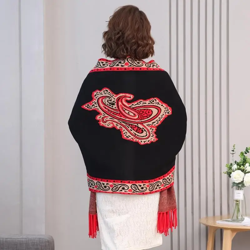Модный теплый свитер с принтом в национальном стиле пончо кисточками женский