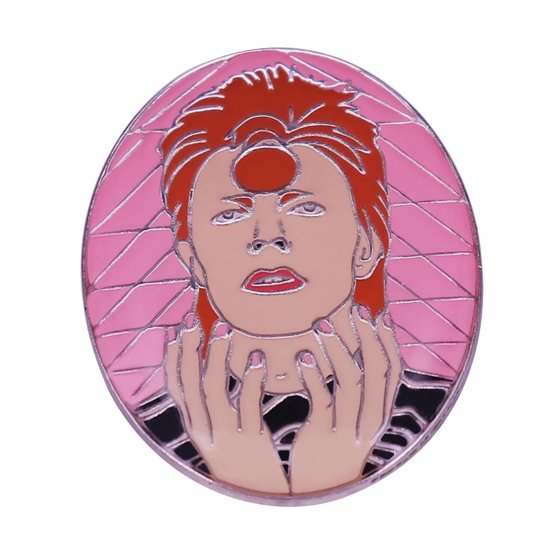 Знаковая эмалированная брошь Bowie с блестящим камнем создана для его внешнего