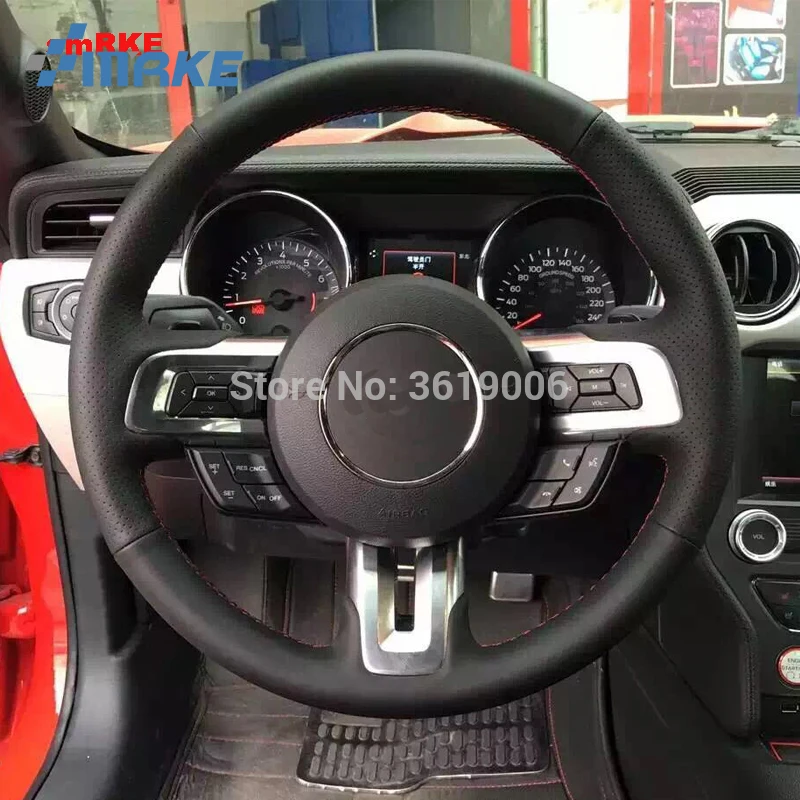 Чехол на руль для Ford Mustang нескользящий прошитый вручную из черной кожи с красной