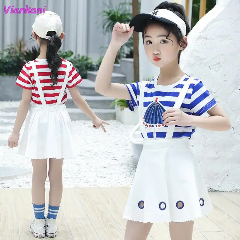 

Костюм детский летний из футболки в полоску и юбки на бретелях