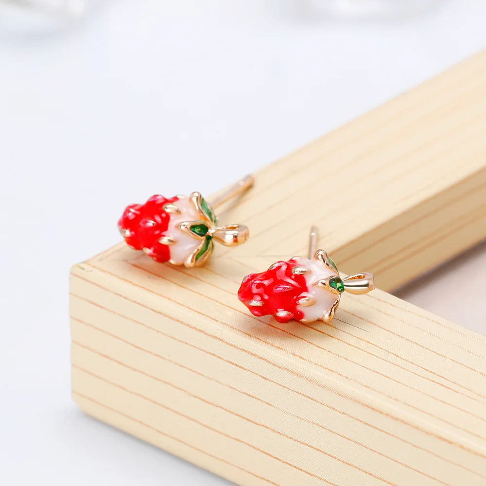 

Christmas Pendientes Hot Creative Christmas Earrings Woman Alloy Dripping Oil Alloy Strawberry Pendant Earrings Travel Souvenir